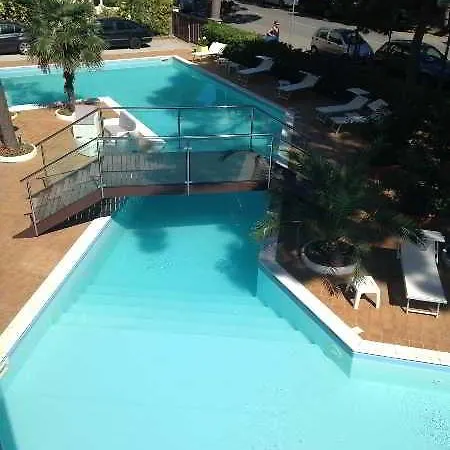 Hotel Corona מלון 3*