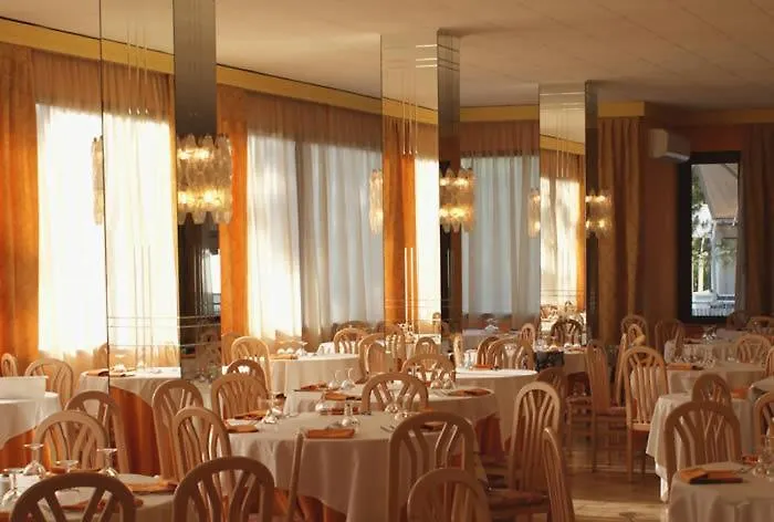 מלון Hotel Corona 3*