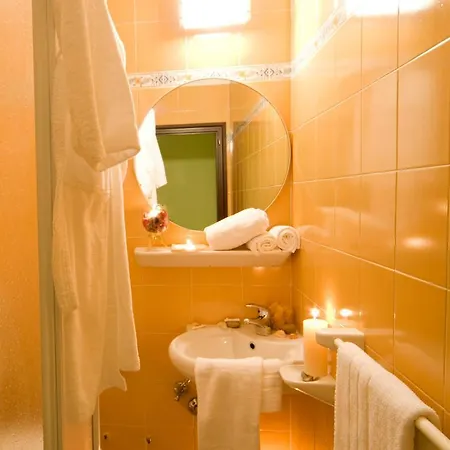 Hotel Corona 3* 밀라노마리티마